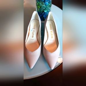 Anne Klein Size 7 Heels, Nude Color, Leather Upper